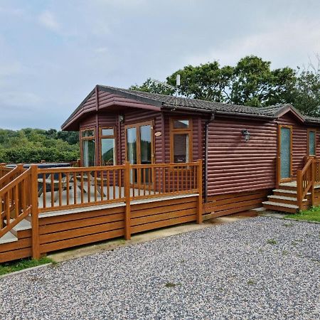 Beautiful Willow Lodge 67-4-6 Persons-Private Hot Tub-Pet Friendly-Tranquil Holiday Away From It All Yet Not Far To St Austell-The Holiday Home Has Two Bedrooms, Living & Dining Area, Equipped Kitchen -Decking-Al Fresco Dining-Fishing Lakes-Pet Frien Grampound Esterno foto