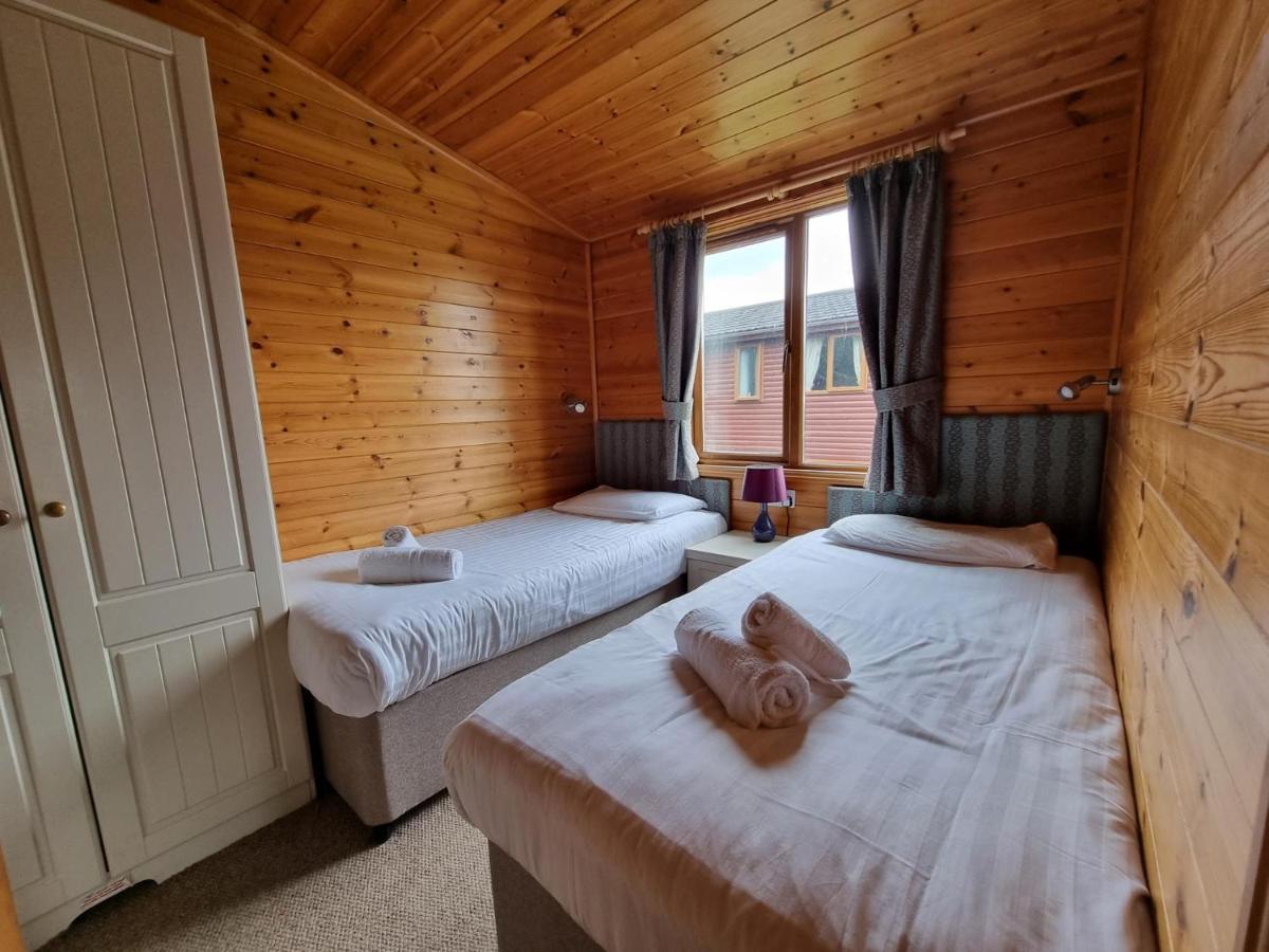 Beautiful Willow Lodge 67-4-6 Persons-Private Hot Tub-Pet Friendly-Tranquil Holiday Away From It All Yet Not Far To St Austell-The Holiday Home Has Two Bedrooms, Living & Dining Area, Equipped Kitchen -Decking-Al Fresco Dining-Fishing Lakes-Pet Frien Grampound Esterno foto