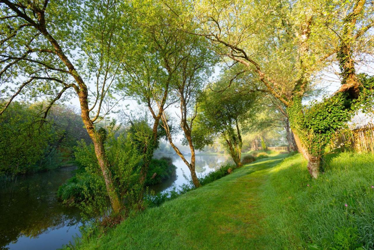 Beautiful Willow Lodge 67-4-6 Persons-Private Hot Tub-Pet Friendly-Tranquil Holiday Away From It All Yet Not Far To St Austell-The Holiday Home Has Two Bedrooms, Living & Dining Area, Equipped Kitchen -Decking-Al Fresco Dining-Fishing Lakes-Pet Frien Grampound Esterno foto