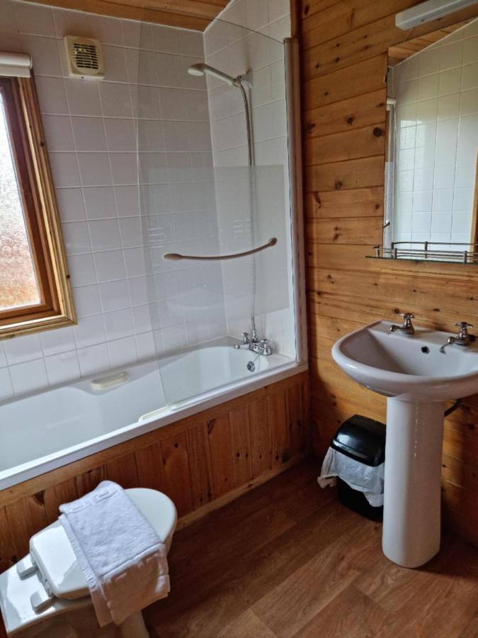 Beautiful Willow Lodge 67-4-6 Persons-Private Hot Tub-Pet Friendly-Tranquil Holiday Away From It All Yet Not Far To St Austell-The Holiday Home Has Two Bedrooms, Living & Dining Area, Equipped Kitchen -Decking-Al Fresco Dining-Fishing Lakes-Pet Frien Grampound Esterno foto