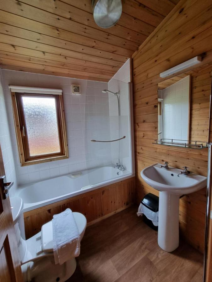 Beautiful Willow Lodge 67-4-6 Persons-Private Hot Tub-Pet Friendly-Tranquil Holiday Away From It All Yet Not Far To St Austell-The Holiday Home Has Two Bedrooms, Living & Dining Area, Equipped Kitchen -Decking-Al Fresco Dining-Fishing Lakes-Pet Frien Grampound Esterno foto