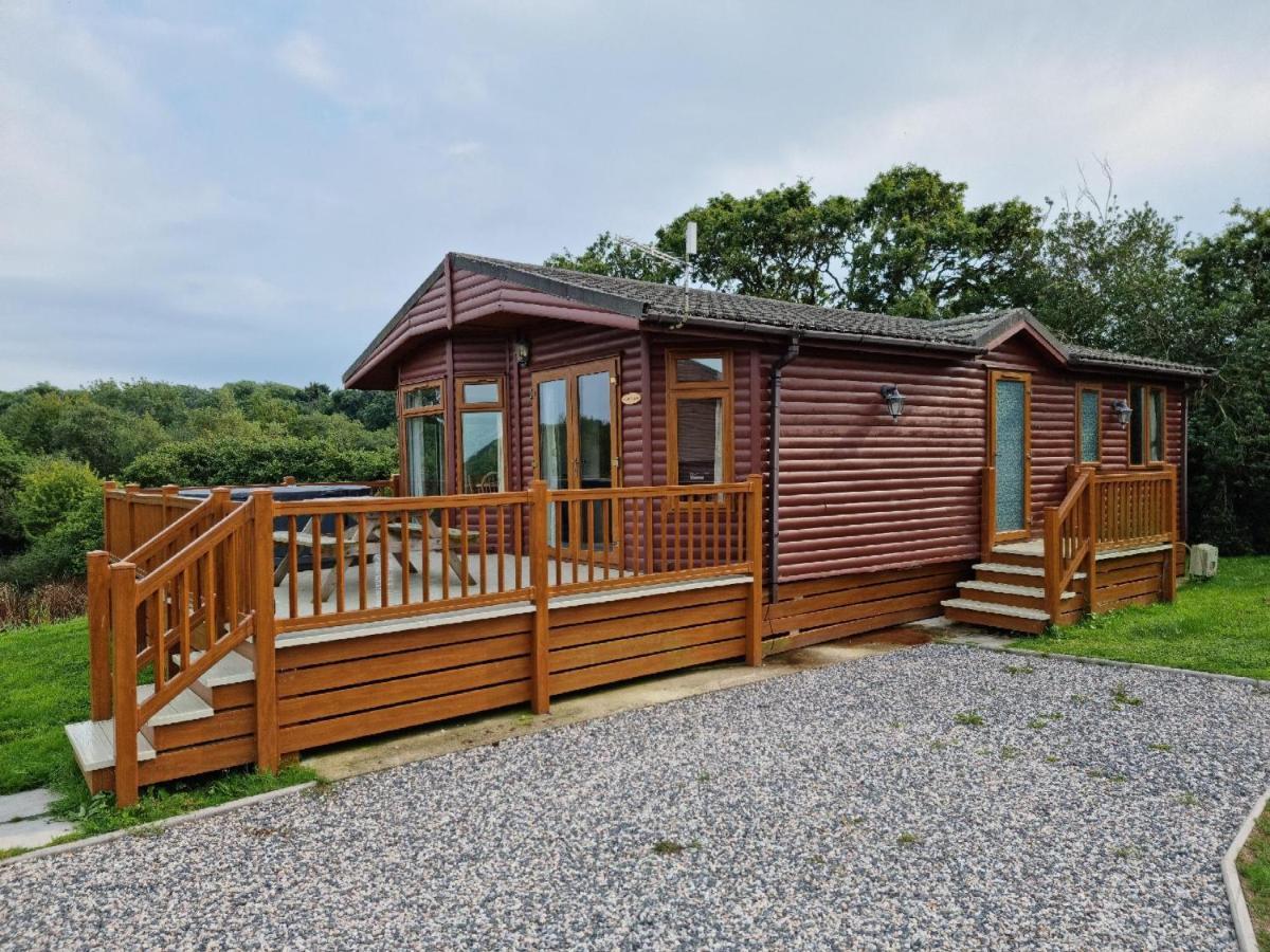 Beautiful Willow Lodge 67-4-6 Persons-Private Hot Tub-Pet Friendly-Tranquil Holiday Away From It All Yet Not Far To St Austell-The Holiday Home Has Two Bedrooms, Living & Dining Area, Equipped Kitchen -Decking-Al Fresco Dining-Fishing Lakes-Pet Frien Grampound Esterno foto