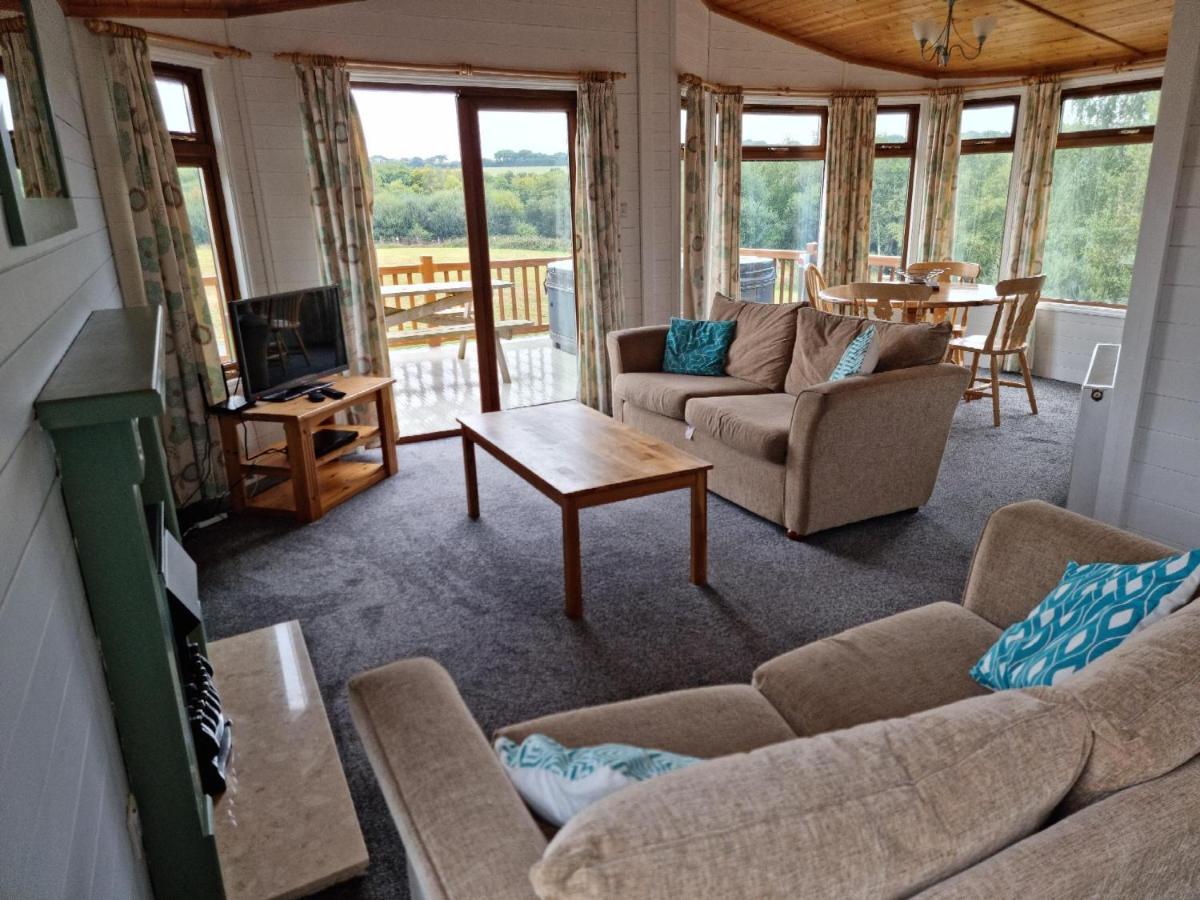 Beautiful Willow Lodge 67-4-6 Persons-Private Hot Tub-Pet Friendly-Tranquil Holiday Away From It All Yet Not Far To St Austell-The Holiday Home Has Two Bedrooms, Living & Dining Area, Equipped Kitchen -Decking-Al Fresco Dining-Fishing Lakes-Pet Frien Grampound Esterno foto