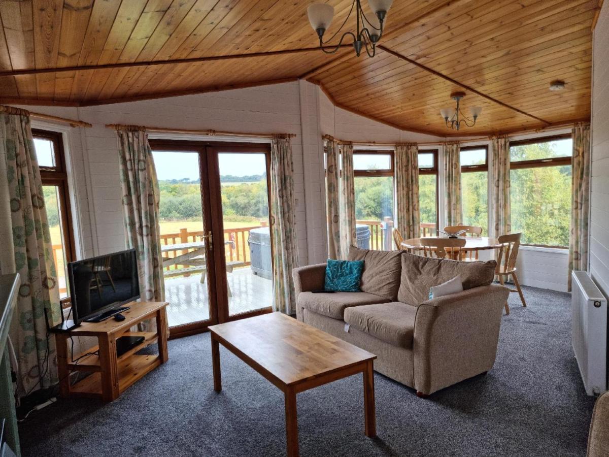 Beautiful Willow Lodge 67-4-6 Persons-Private Hot Tub-Pet Friendly-Tranquil Holiday Away From It All Yet Not Far To St Austell-The Holiday Home Has Two Bedrooms, Living & Dining Area, Equipped Kitchen -Decking-Al Fresco Dining-Fishing Lakes-Pet Frien Grampound Esterno foto