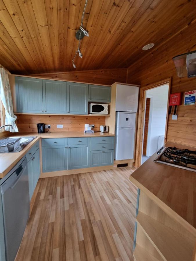 Beautiful Willow Lodge 67-4-6 Persons-Private Hot Tub-Pet Friendly-Tranquil Holiday Away From It All Yet Not Far To St Austell-The Holiday Home Has Two Bedrooms, Living & Dining Area, Equipped Kitchen -Decking-Al Fresco Dining-Fishing Lakes-Pet Frien Grampound Esterno foto
