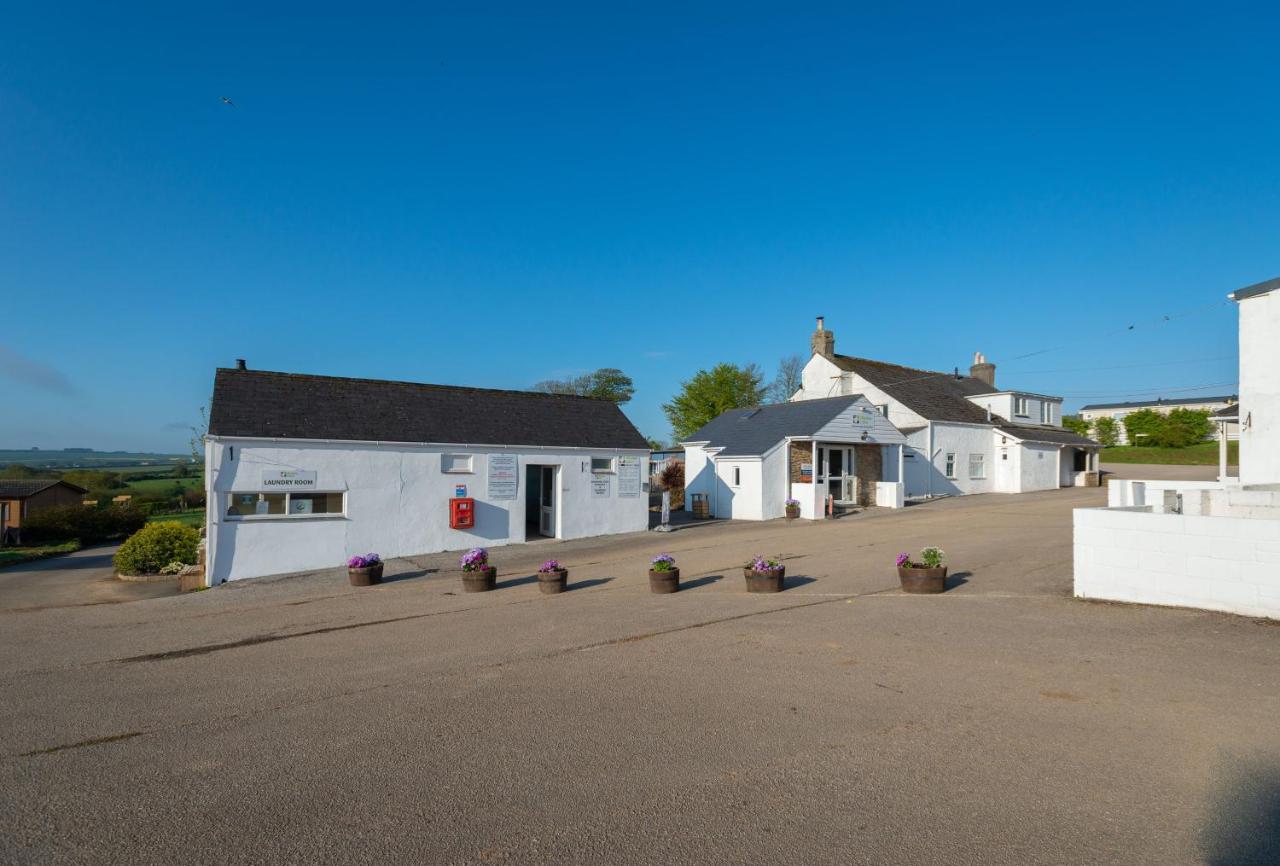 Beautiful Willow Lodge 67-4-6 Persons-Private Hot Tub-Pet Friendly-Tranquil Holiday Away From It All Yet Not Far To St Austell-The Holiday Home Has Two Bedrooms, Living & Dining Area, Equipped Kitchen -Decking-Al Fresco Dining-Fishing Lakes-Pet Frien Grampound Esterno foto