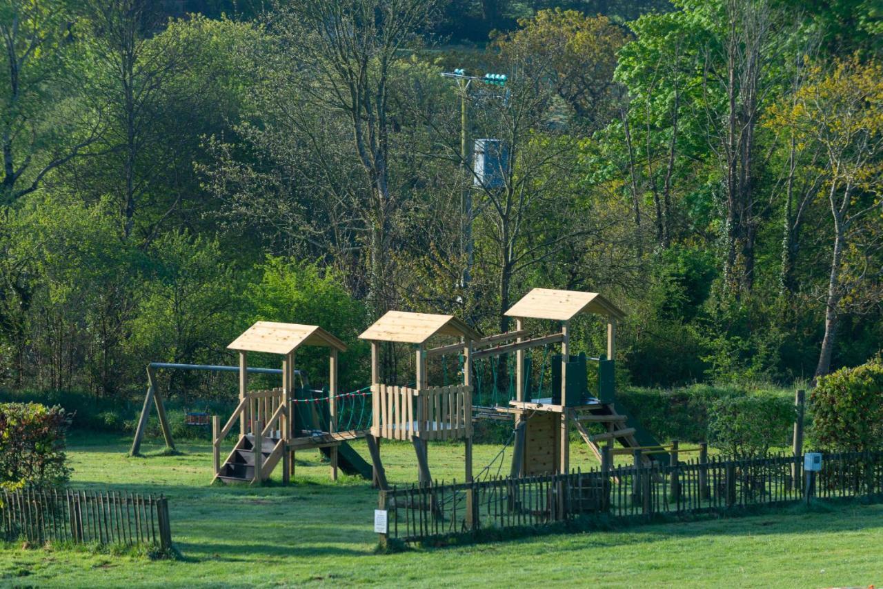 Beautiful Willow Lodge 67-4-6 Persons-Private Hot Tub-Pet Friendly-Tranquil Holiday Away From It All Yet Not Far To St Austell-The Holiday Home Has Two Bedrooms, Living & Dining Area, Equipped Kitchen -Decking-Al Fresco Dining-Fishing Lakes-Pet Frien Grampound Esterno foto