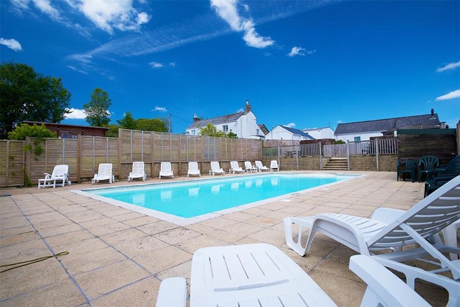 Beautiful Willow Lodge 67-4-6 Persons-Private Hot Tub-Pet Friendly-Tranquil Holiday Away From It All Yet Not Far To St Austell-The Holiday Home Has Two Bedrooms, Living & Dining Area, Equipped Kitchen -Decking-Al Fresco Dining-Fishing Lakes-Pet Frien Grampound Esterno foto
