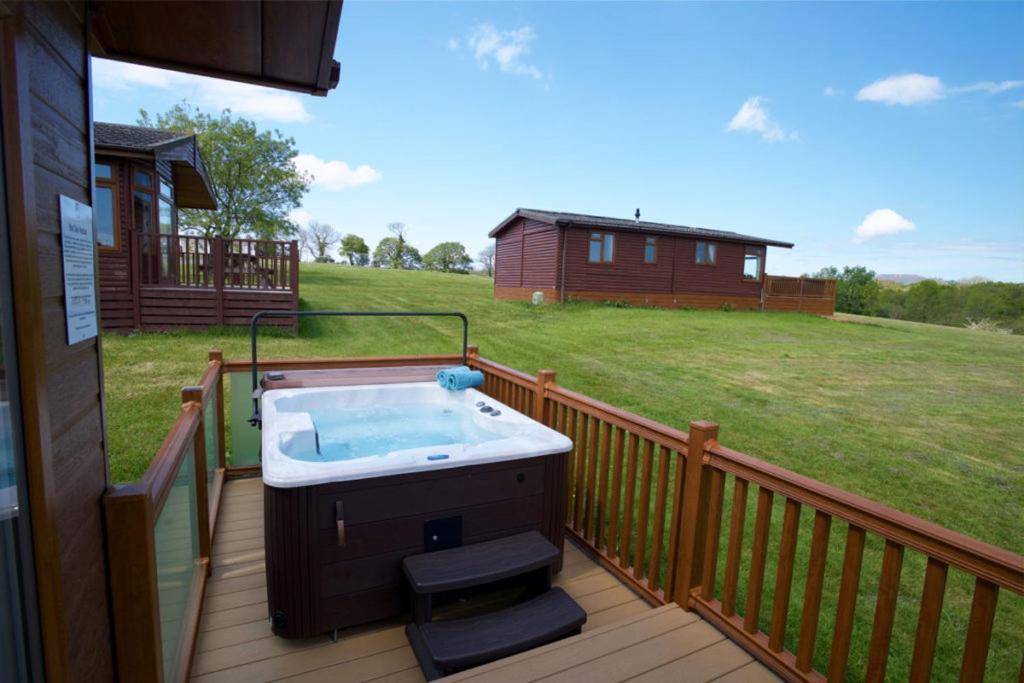 Beautiful Willow Lodge 67-4-6 Persons-Private Hot Tub-Pet Friendly-Tranquil Holiday Away From It All Yet Not Far To St Austell-The Holiday Home Has Two Bedrooms, Living & Dining Area, Equipped Kitchen -Decking-Al Fresco Dining-Fishing Lakes-Pet Frien Grampound Esterno foto